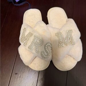 Amazon Women's white Fur Slippers with Rhinestone 'MRS' M Accent